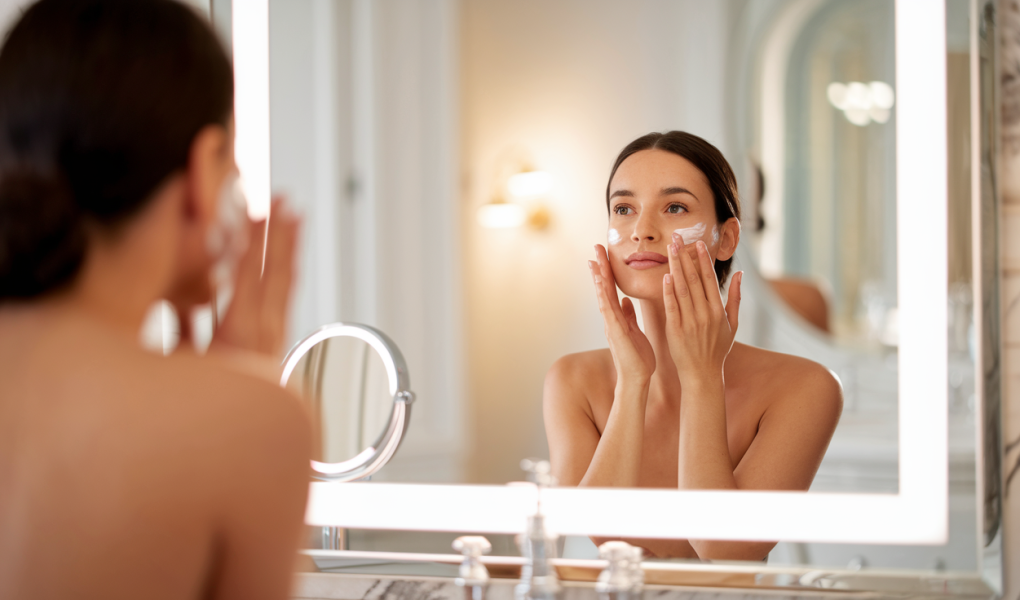 femme-sallebain-elegante-miroir-creme