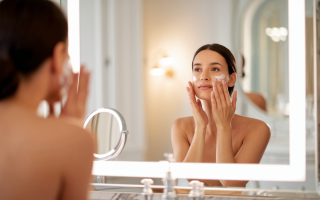 femme-sallebain-elegante-miroir-creme