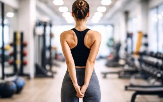 personne-salle-fitness-exercice-posture