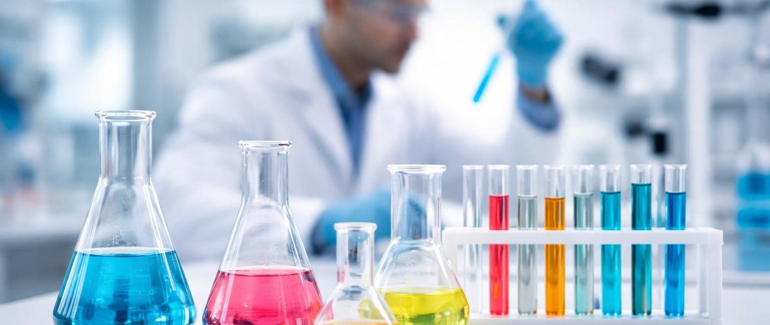laboratoire-flacons-tubes-liquides-scientifique