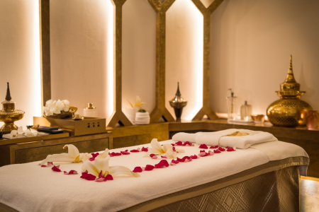 spa-élégant-table-massage-fleurs