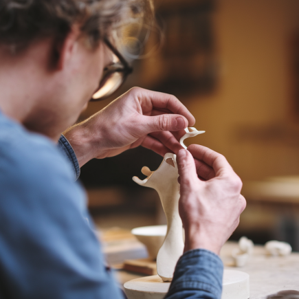 artisan-sculpture-mains-atelier
