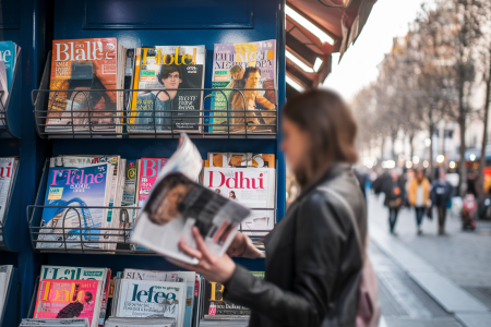 kiosque-journaux-parisien-magazines-colorés