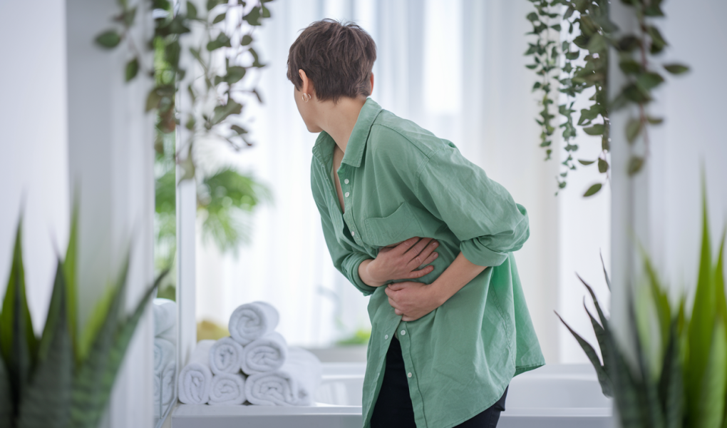 personne-dos-miroir-plantes-salle-bains