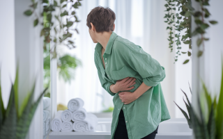 personne-dos-miroir-plantes-salle-bains