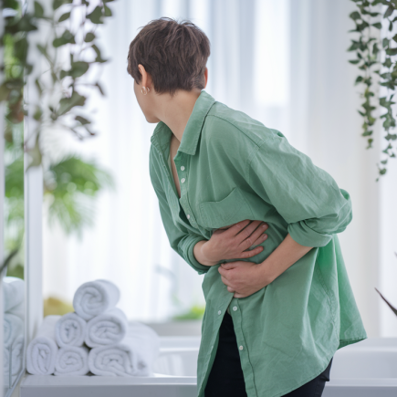 personne-dos-miroir-plantes-salle-bains