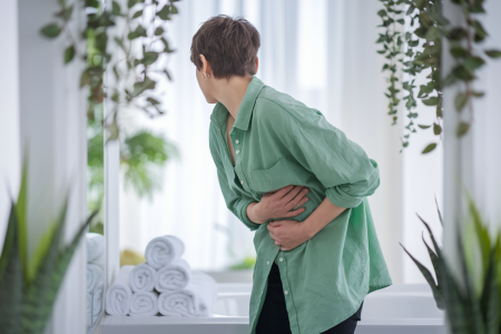 personne-dos-miroir-plantes-salle-bains