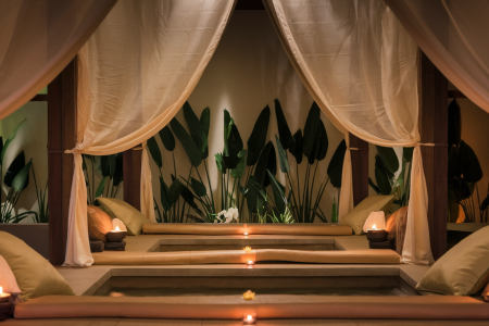 interieur-spa-bougies-plantes-rideaux