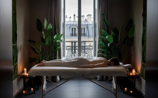 personne-massage-spa-bougies-plantes
