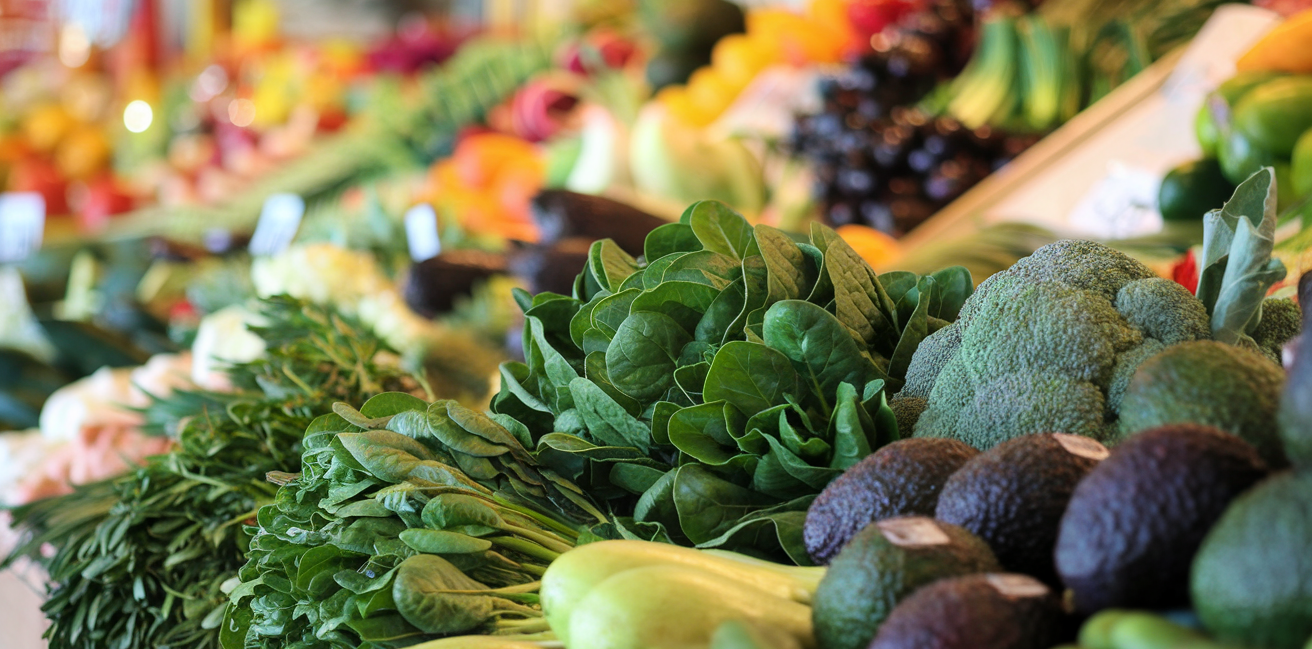 etal-marche-legumes-frais-couleurs-vives