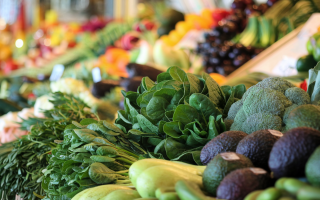 etal-marche-legumes-frais-couleurs-vives