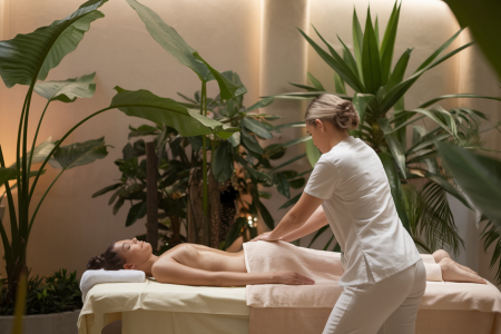 plantes-lumieres-praticienne-soin-relaxant