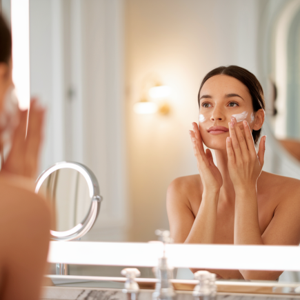 femme-sallebain-elegante-miroir-creme