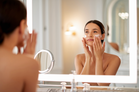 femme-sallebain-elegante-miroir-creme